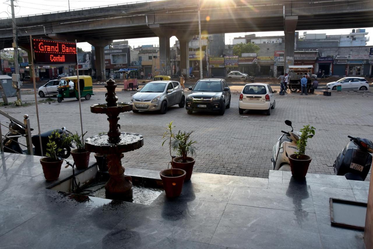 Oyo 22115 ホテル D プラザ Zirakpur エクステリア 写真