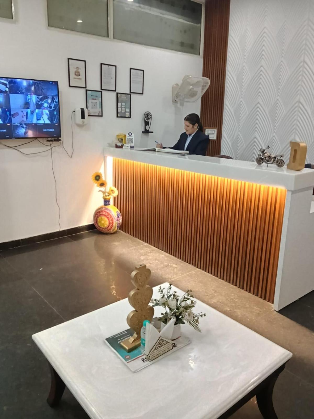 Oyo 22115 ホテル D プラザ Zirakpur エクステリア 写真